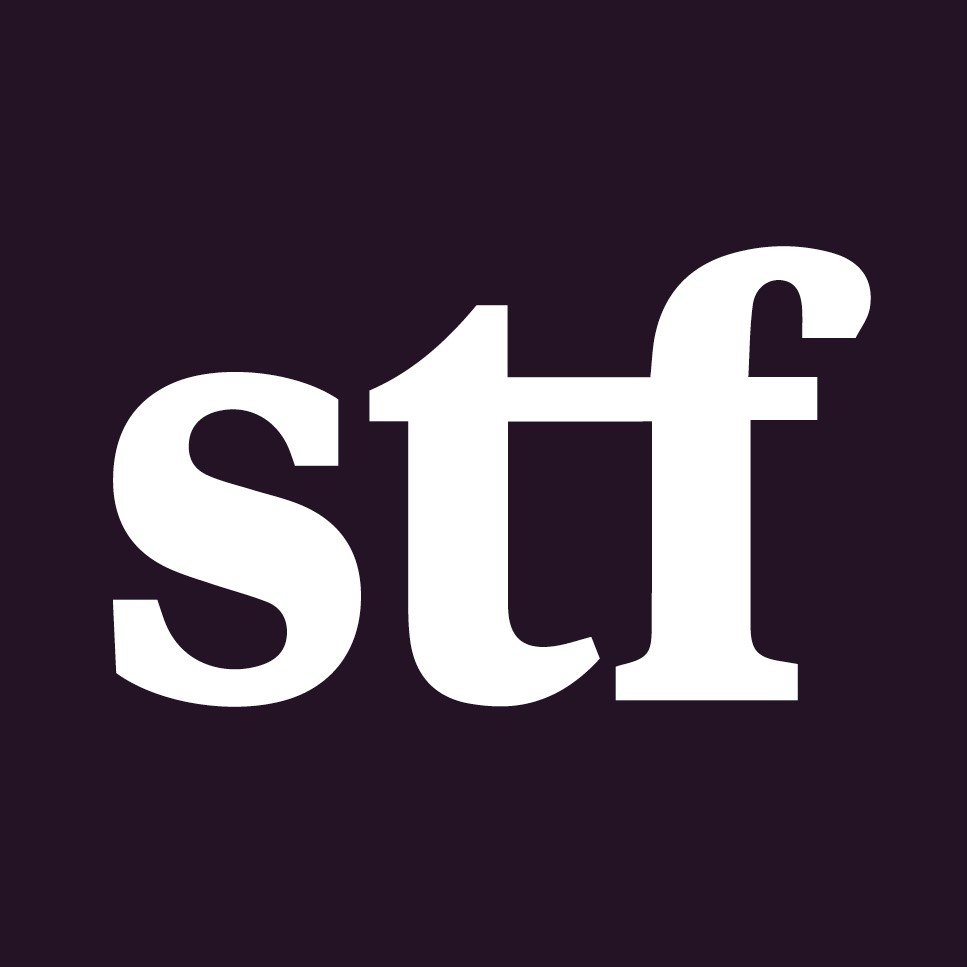 Logo della Social Trading Foundation con le lettere «stf» in bianco su sfondo nero.