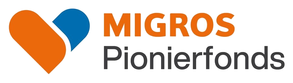 Logo del Migros Pionierfonds con un simbolo a forma di cuore composto da elementi blu e arancioni, affiancato dal testo «MIGROS Pionierfonds».